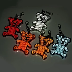 Peegeldav plastikust karu võtmehoidja - punane